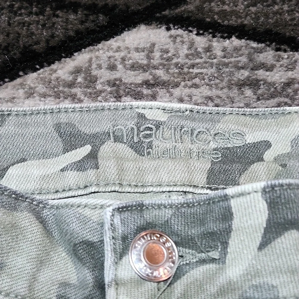 MAURICES HIGH-RISE CAMO RAW-EDGE DENIM JEAN SHORTS